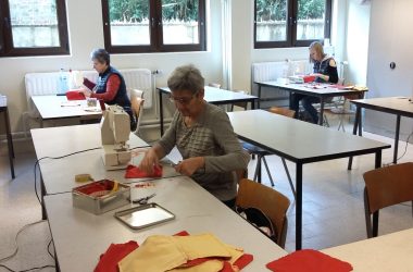 In der Maria-Goretti-Schule in St. Vith nähen ehrenamtliche Helferinnen Mundschutzmasken (Bild: Chantal Delhez/ BRF)