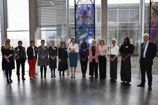 Königin Mathilde mit Frauen aus der Zivilgesellschaft (Bild: Eric Lalmand/Belga)