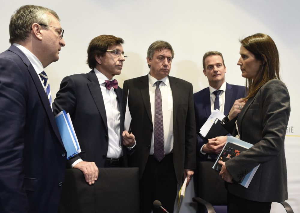 Premier Sophie Wilmès und die Ministerpräsidenten Pierre-Yves Jeholet Elio Di Rupo, Jan Jambon und Oliver Paasch bei der Pressekonferenz nach der Sitzung des Nationalen Sicherheitsrats (Bild: Bert Van Den Broucke/Belga)