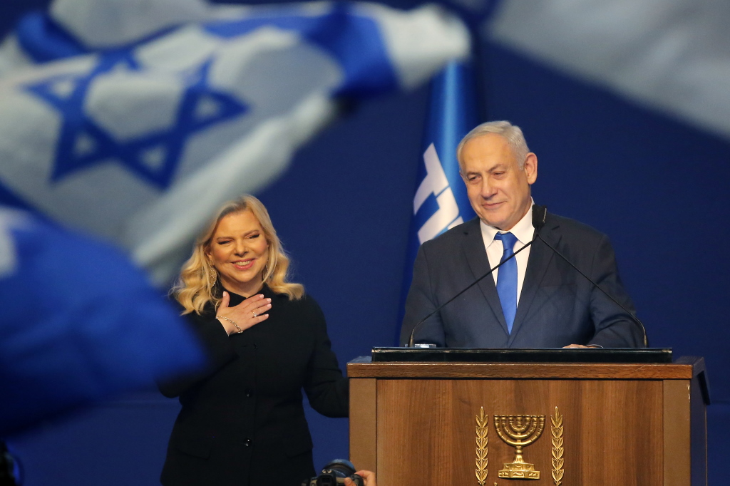 Benjamin Netanjahu und seine Frau Sara am Wahlabend (Bild: Gil Cohen-Magen/AFP)