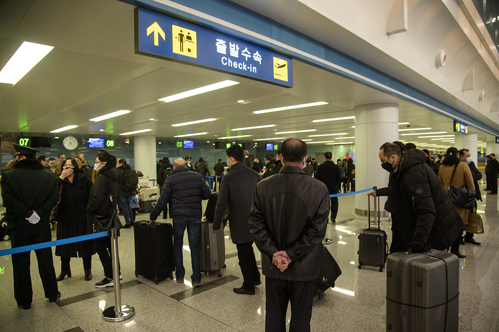 Diplomatische Vertreter und Familienagehörige am internationalen Flughafen von Pyongyang (Bild: Kim Won Jin/AFP)