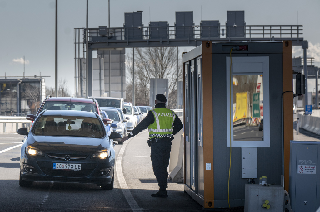 Österreichischer Polizist an der ungarischen Grenze (Bild: Joe Klamar/AFP)