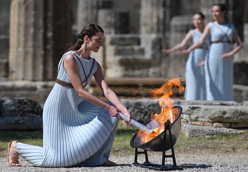 Feuer für Olympische Spiele 2020 im antiken Olympia entfacht
