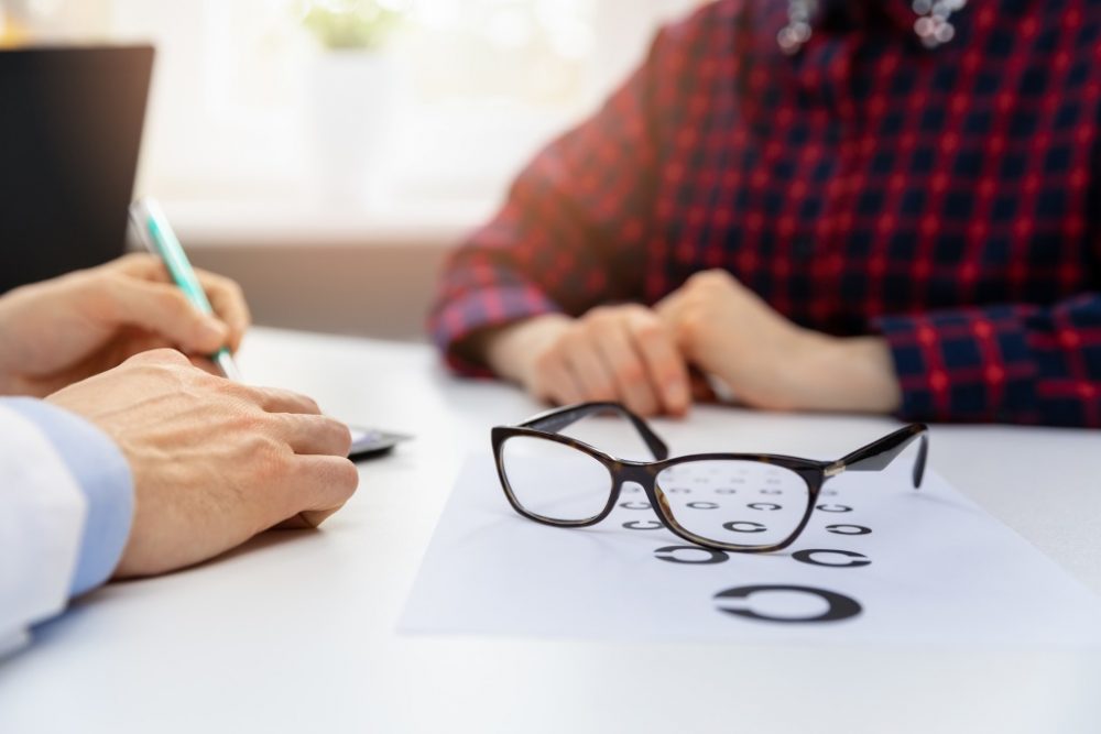 Kunde beim Optiker