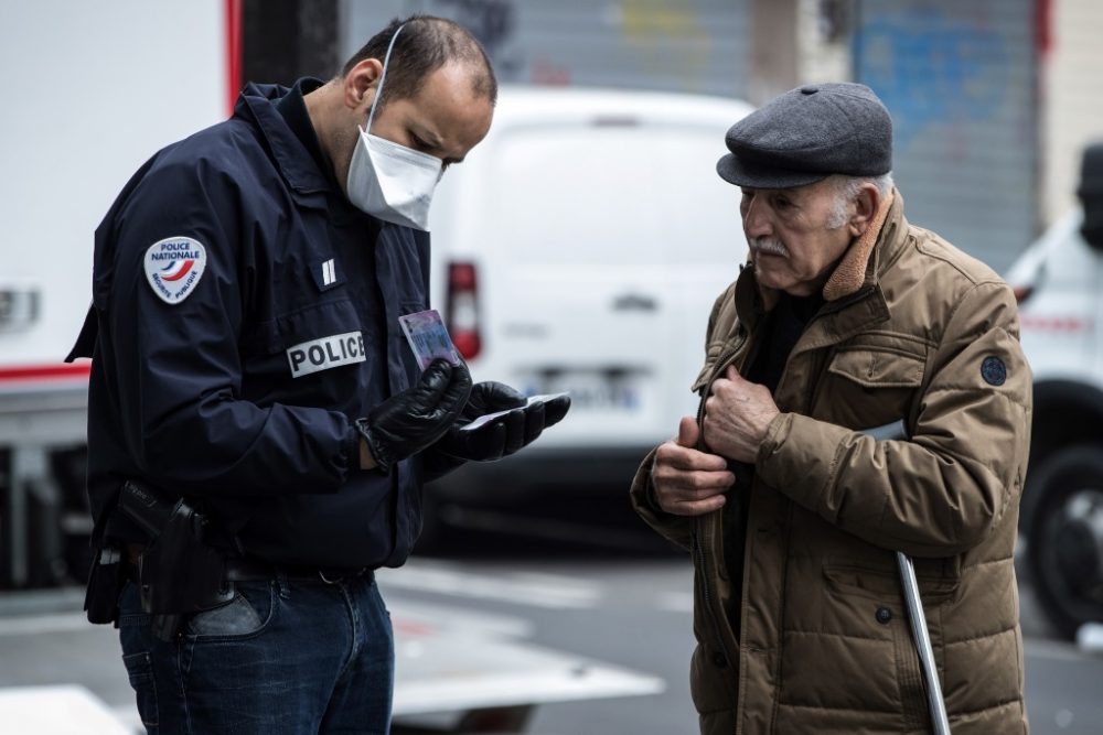 Polizeikontrolle in Paris (Bild: Joel Saget/AFP)