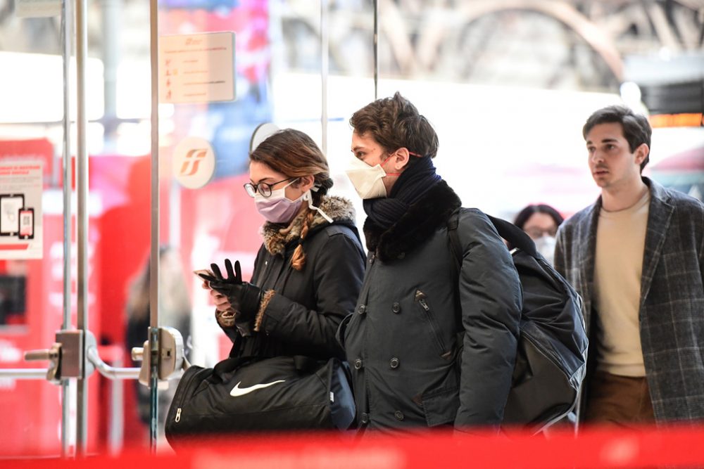 Passagiere am Mailänder Bahnhof t(Bild: Miguel Medina/AFP)