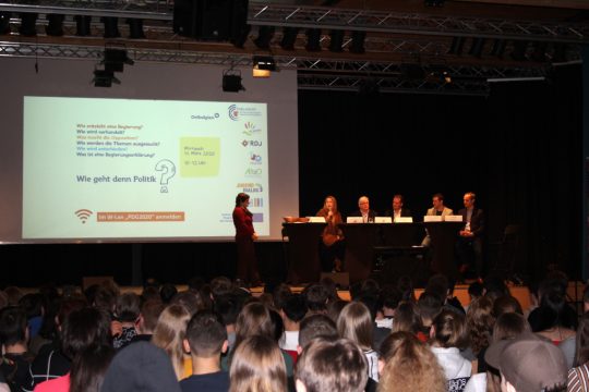 Podiumsdiskussion in der PDS: wie geht Politik? (Bild: Anja Verbaarschot/BRF)