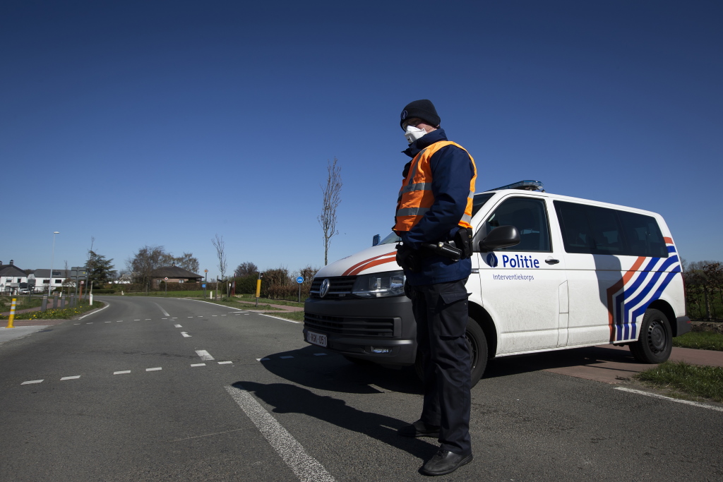Polizist überwacht Grenze zu den Niederlanden in Hoogstraten (Bild: Kristof Van Accom/Belga)