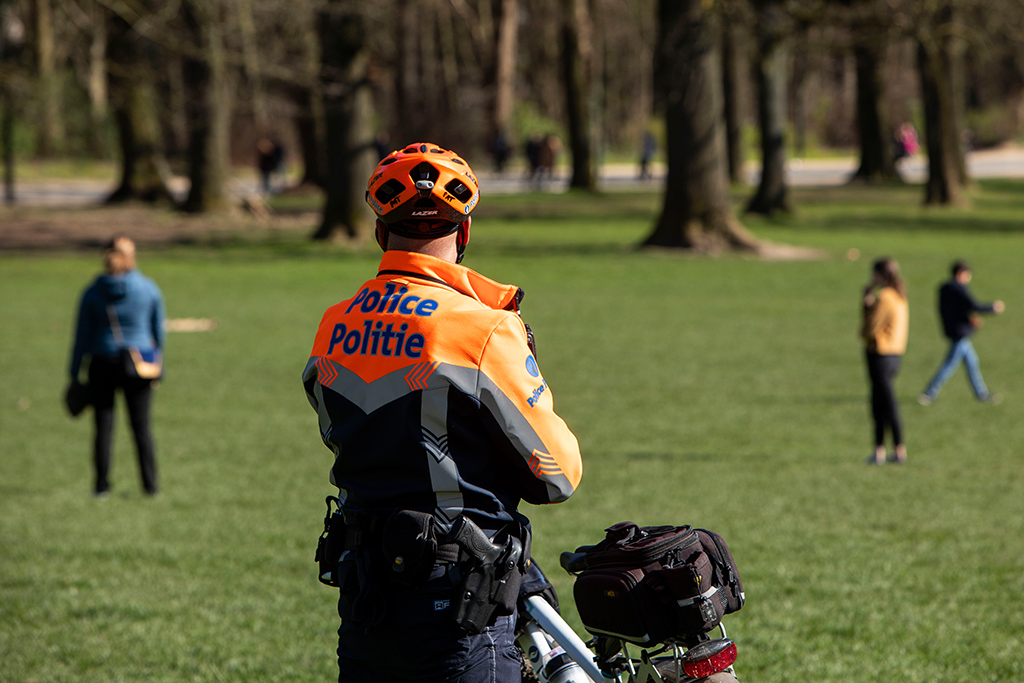 Polizeikontrolle in Brüsseler Park (Bild: Paul-Henri Verlooy/Belga)