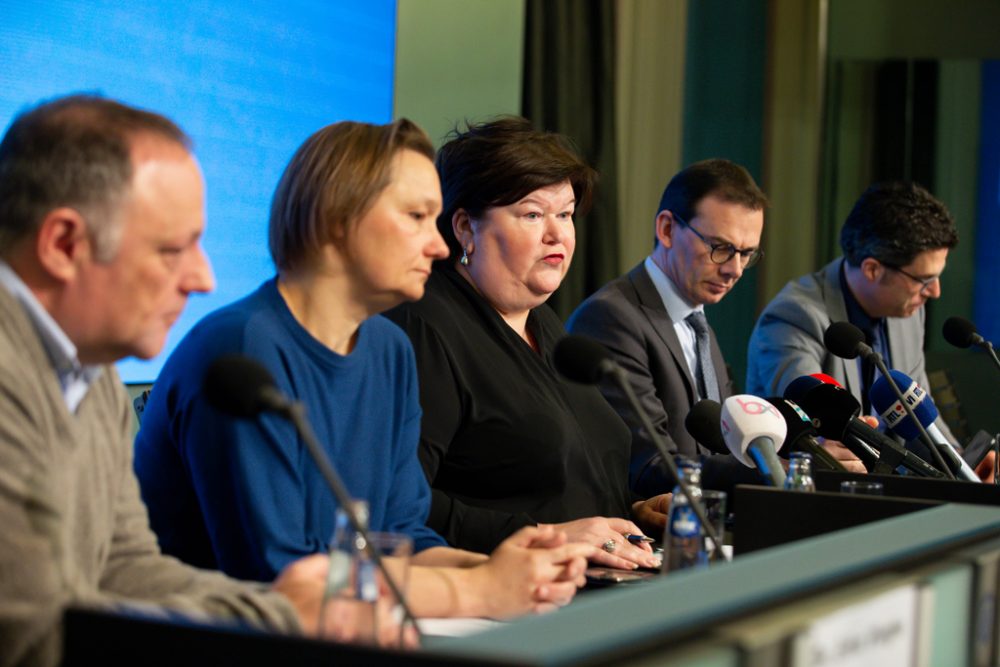 Dr. Erika Vlieghe, Virologe Marc Van Ranst, die Minister Maggie De Block und Wouter Beke und Professor Steven Van Gucht bei der Pressekonferenz am Sonntag (Bild: Nicolas Maeterlinck/Belga)