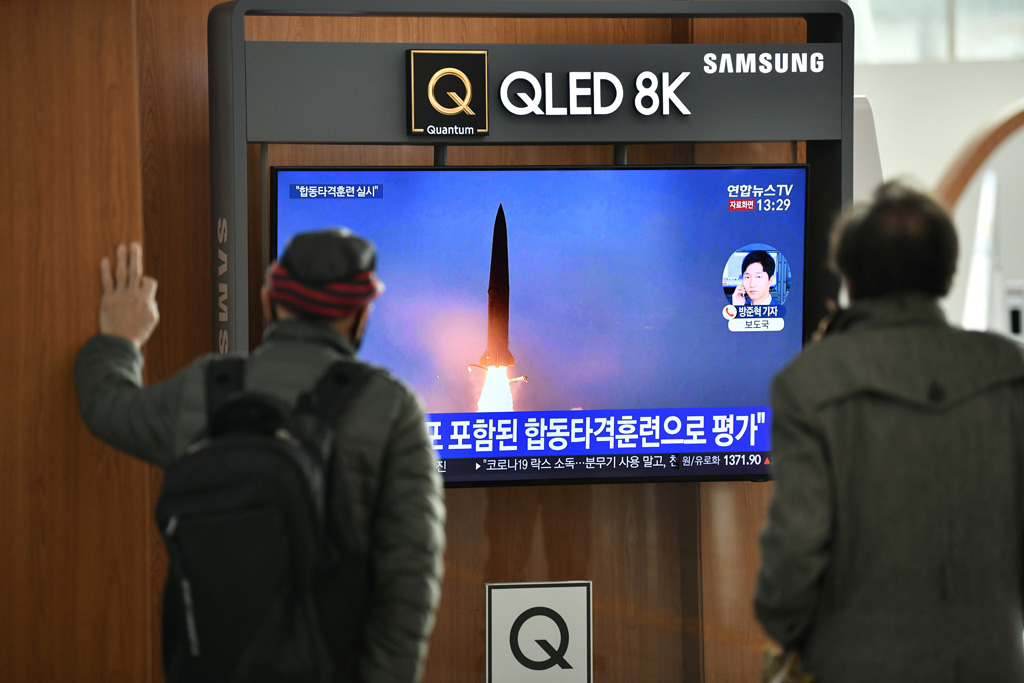 Bericht über die Raketentests im südkoreanischen Fernsehen (Bild: Jung Yeon Je/AFP)