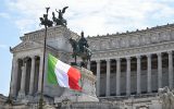 Flagge auf Halbmast in Rom (Bild: Andreas Solaro /AFP)