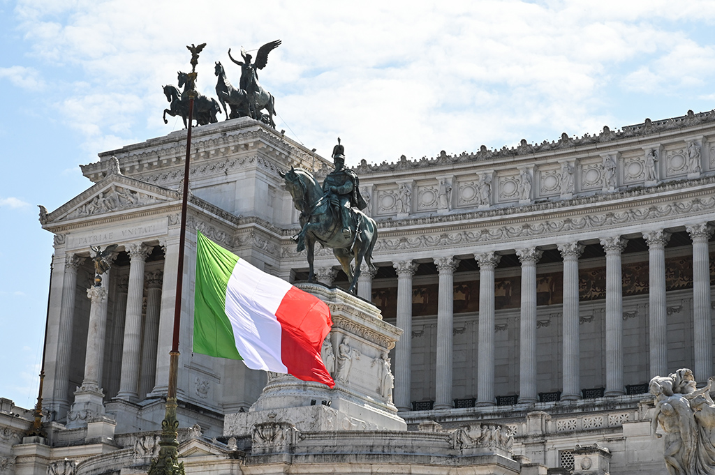 Flagge auf Halbmast in Rom (Bild: Andreas Solaro /AFP)