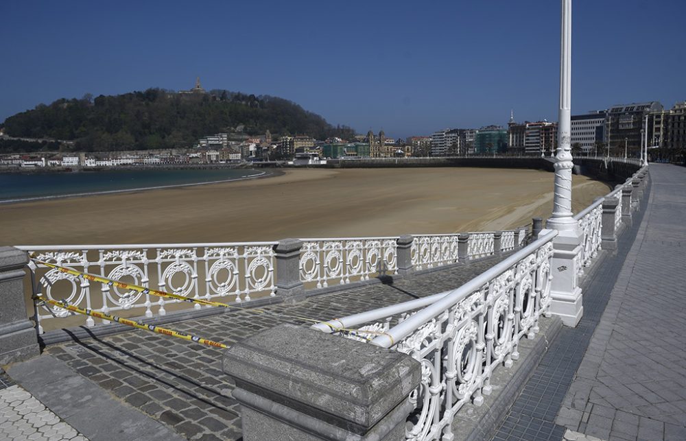 Gesperrter Strand in San Sebastian (Bild: Ander Gillenea/AFP)