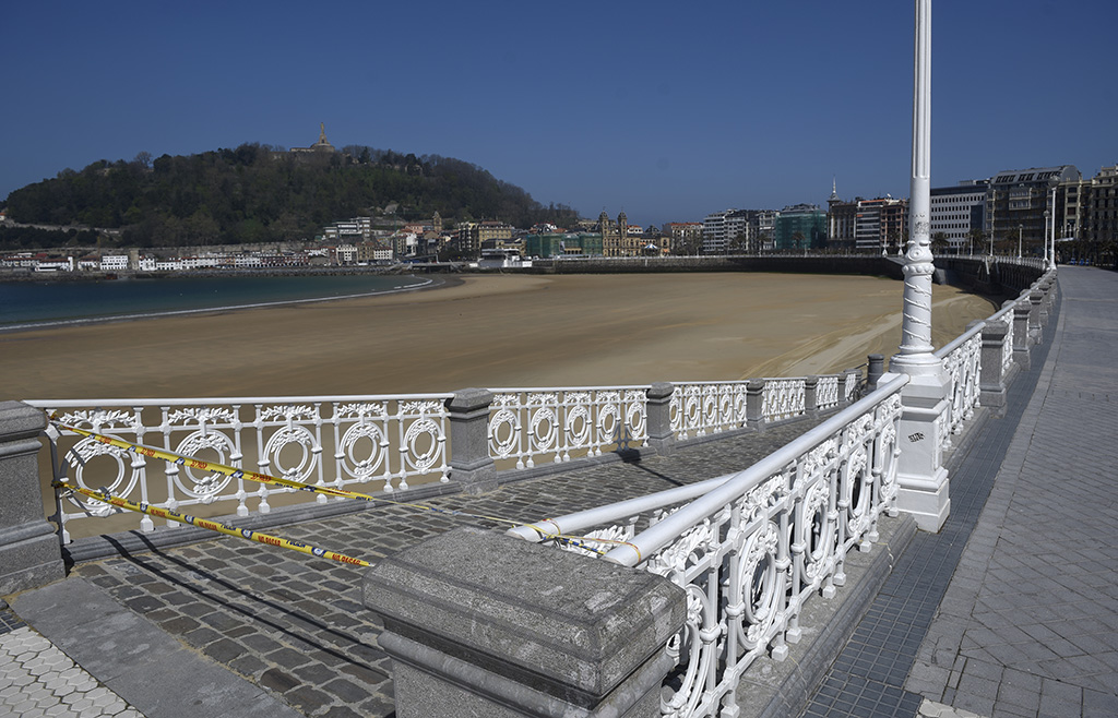 Gesperrter Strand in San Sebastian (Bild: Ander Gillenea/AFP)