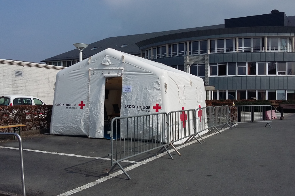 Klinik Zelt an der Klinik St. Josef in St. Vith (Bild: Chantal Delhez)