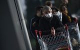 Warteschlange vor Supermarkt (Bild: John Thys/AFP)