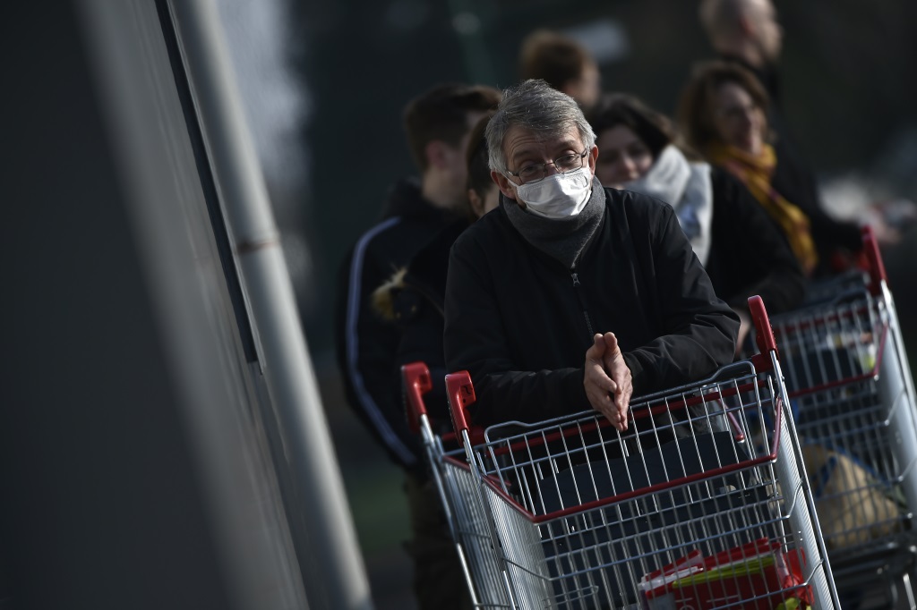 Warteschlange vor Supermarkt (Bild: John Thys/AFP)