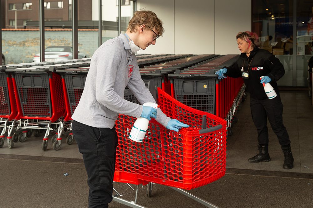 Supermarkt-Mitarbeiter desinfizieren Einkaufswagen (Bild: James Arthur Gekiere/Belga)