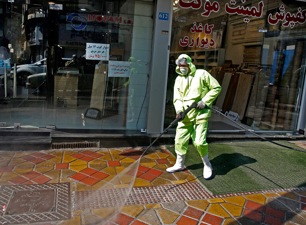 Wegen Coronavirus: Iranische Feuerwehrmännerund Gemeindearbeiter desinfizieren Straßen in Teheran (Bild: STR/AFP)
