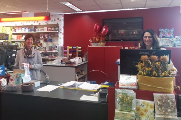 In der Buchhandlung Thiemann in St. Vith nehmen die Mitarbeiterinnen Bestellungen entgegen (Bild: Raffaela Schaus/BRF)