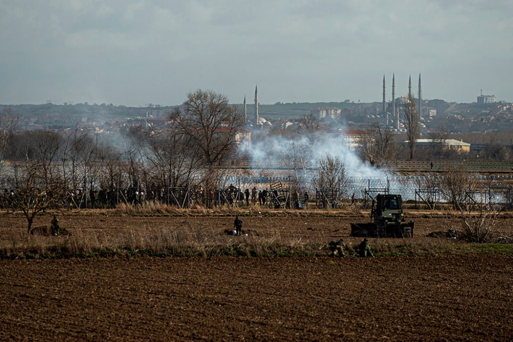 Griechischer Polizist inmitten einer Tränengas-Wolke an der griechisch-türkischen Grenze (Bild: Angelos Tzortzinis/AFP)