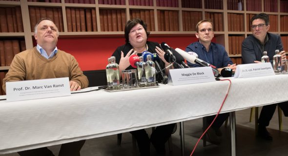 Virologe Van Ranst mit Maggie De Block (Bild: Benoit Doppagne/Belga)