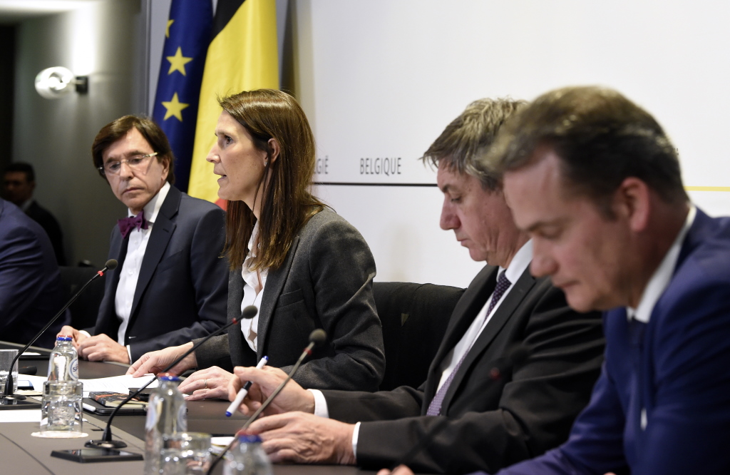 Premier Sophie Wilmès und die Ministerpräsidenten Elio Di Rupo (l.), Jan Jambon (2.v.r.) und Oliver Paasch (r.) bei der Pressekonferenz nach der Sitzung des Nationalen Sicherheitsrats (Bild: Bert Van Den Broucke/Belga)