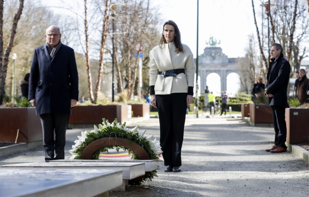 Justizminister Koen Geens und Premierministerin Sophie Wilmès bei der Gedenkzeremonie (Bild: Olivier Hoslet/Belga)