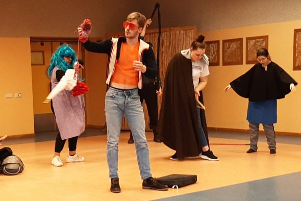 Theaterprojekt: ZFP-Schüler und Agora-Spieler stehen gemeinsam auf der Bühne (Bild: Michaela Brück/BRF)