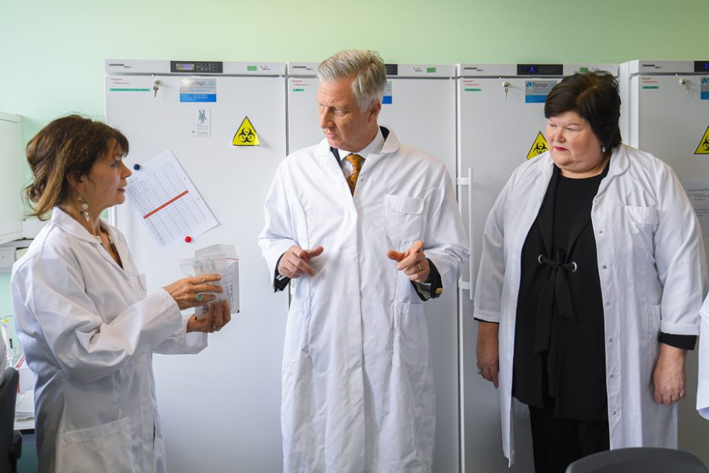 König Philippe und Gesundheitsministerin Maggie De Block bei Sciensano in Uccle (Bild: Laurie Dieffembacq/Belga)