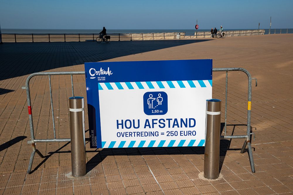 Warnschild in Ostende: Halten Sie Abstand! (Archivbild: Kurt Desplenter/Belga)