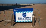 Warnschild in Ostende: Halten Sie Abstand! (Archivbild: Kurt Desplenter/Belga)