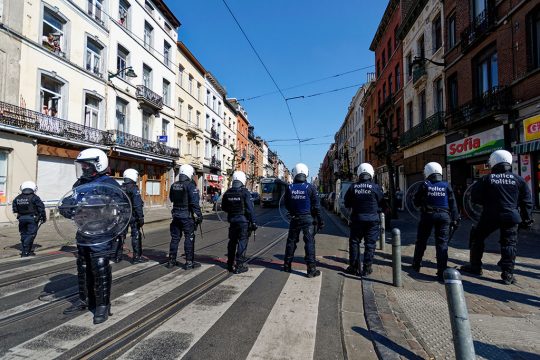Polizisten in Anderlecht mit Schutzausrüstung (Bild: Olivier Gouallec/Belga)