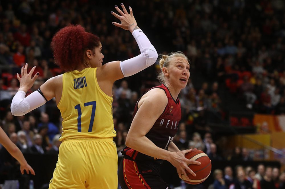 Ann Wauters (r.) mit der Schwedin Amanda Zahui beim Spiel der Belgian Cats am 9. Februar in Ostende (Bild: Virginie Lefour/Belga)