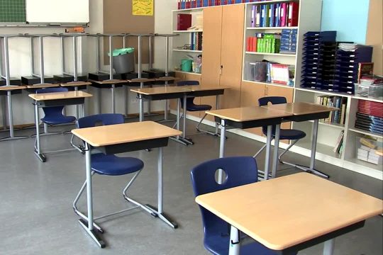 Klassenraum im Athenäum Eupen (Bild: BRF Fernsehen)