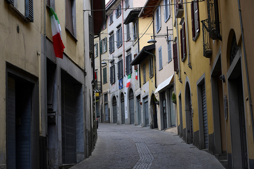Verlassene Straße in Albino bei Bergamo (Bild: Miguel Medina/AFP)