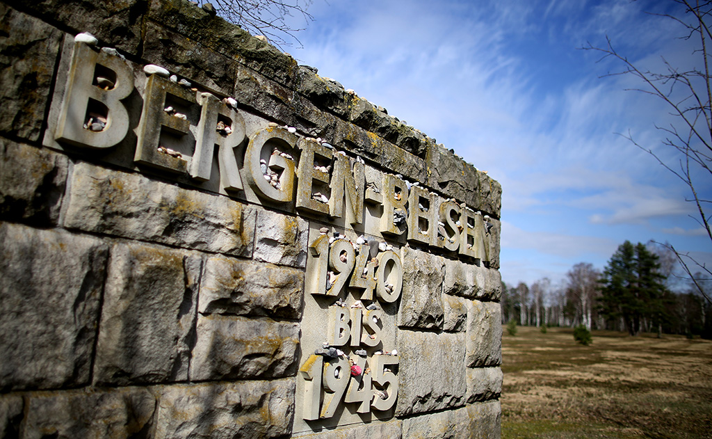 Eingang zur Gedenkstätte Bergen-Belsen (Bild: Ronny Hartmann/AFP)