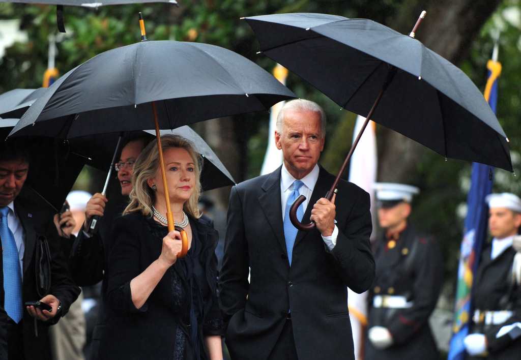 Hillary Clinton und Joe Biden (Archivbild: Kevin Dietsch/Pool/EPA)