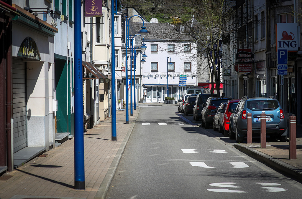 Geschlossene Geschäfte und leere Straßen in Bouillon (Bild: Virginie Lefour/Belga)