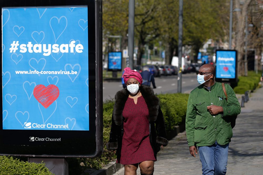 Paar mit Masken am 5. April in Brüssel (Bild: Aris Oikonomou/AFP)