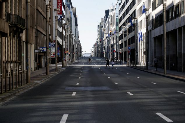 Blick auf die leere Rue de la Loi in Brüssel während der Corona-Ausgangssperre am 5. April (Bild: Aris Oikonomou/AFP)