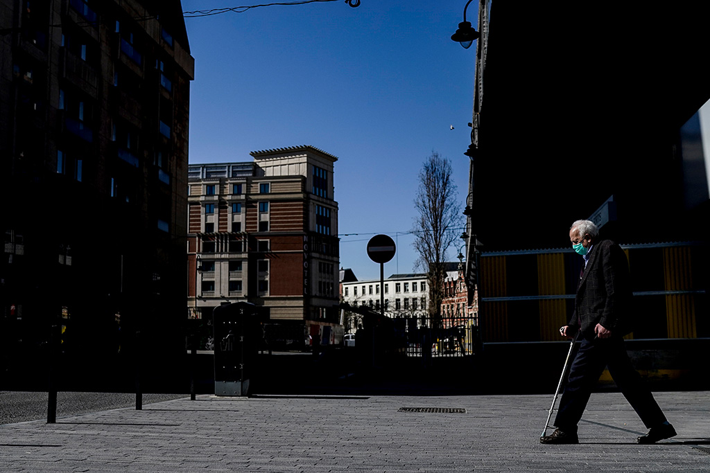 Mann mit Maske in Brüssel (Illustrationsbild: Kenzo Tribouillard/AFP)