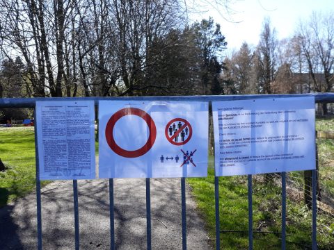 Coronaschutzmaßnahmen im Park Klinkeshöfchen in Eupen