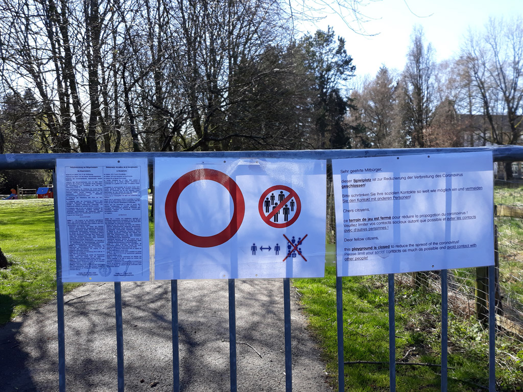 Coronaschutzmaßnahmen im Park Klinkeshöfchen in Eupen