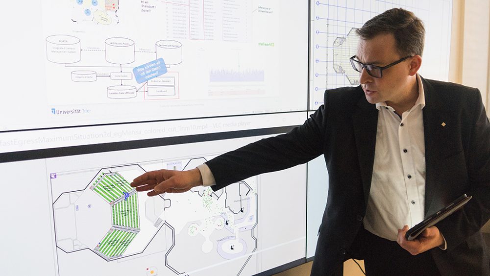 Prof. Dr. Ingo Timm forscht an der neuen Außenstelle des DFKI an der Universität Trier nicht nur zu Pandemie-Plänen, sondern auch zu anderen Fragen der öffentlichen Sicherheit wie beispielsweise der Gestaltung von Fluchtwegen bei Amokläufen (Bild: Uni Trier)
