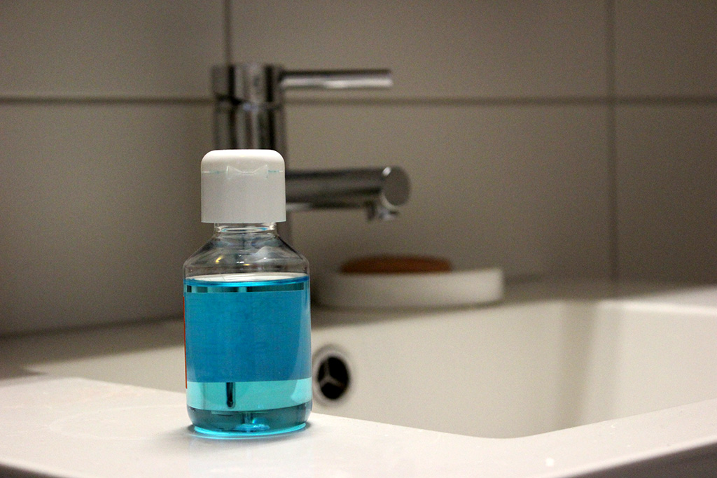Desinfektionsgel auf einem Waschbecken im Badezimmer (Illustrationsbild: BRF)