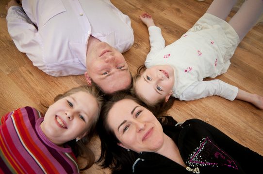 Eltern und Kinder zuhause (Illustrationsbild: © Bildagentur PantherMedia / Martin Novak)