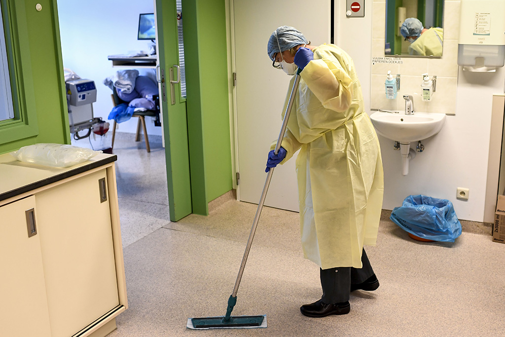 Klinikpersonal reinigt ein Zimmer der Intensivstation im Imelda-Krankenhaus (Illustrationsbild: Dirk Waem/Belga)