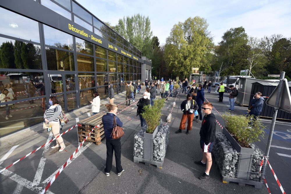 Lange Schlange vor einem Baumarkt am Samstag (Bild: Eric Lalmand/Belga)